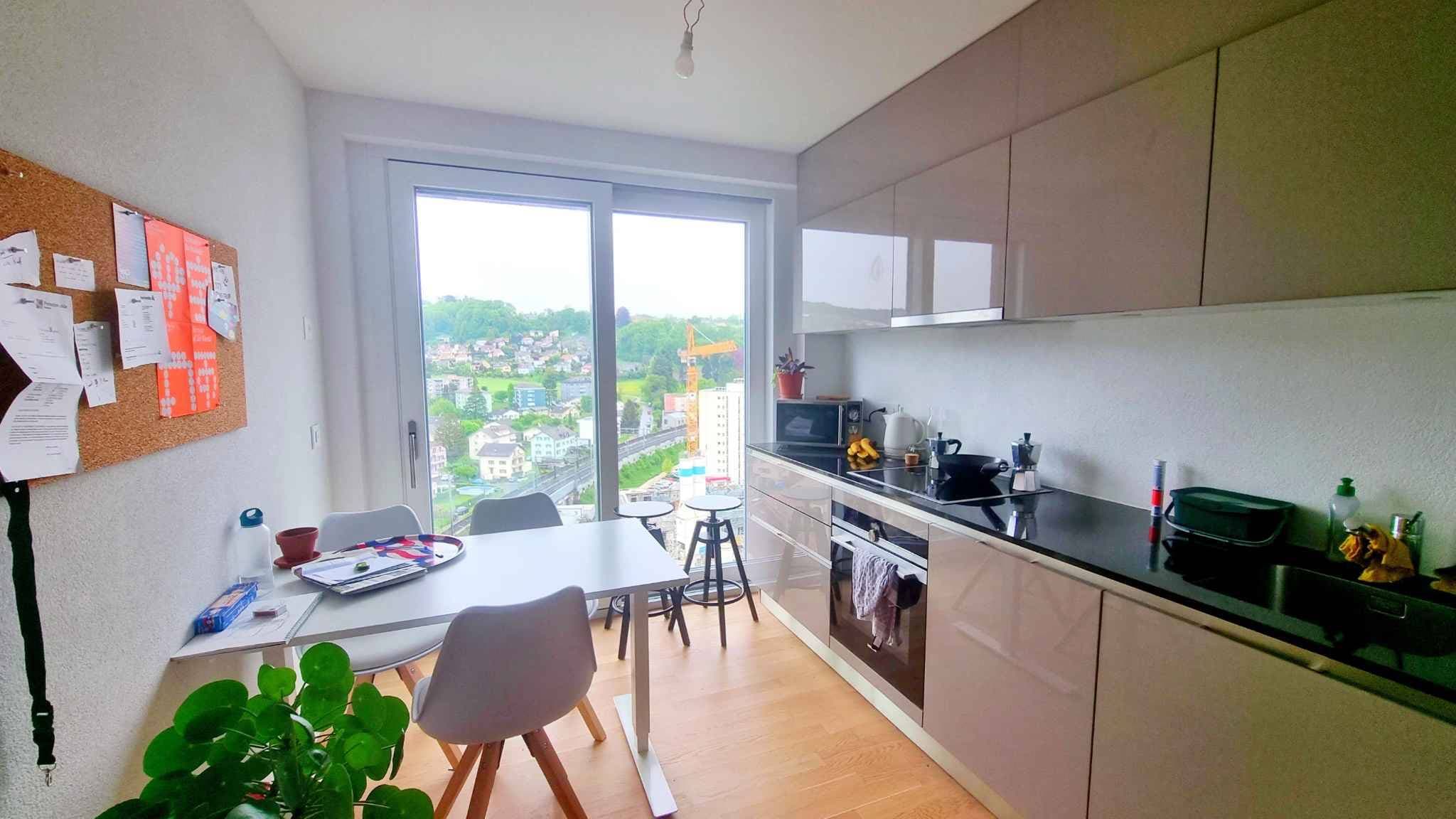 Appartement de 2.5 pièces au 13ème étage - Avec reprise de bail