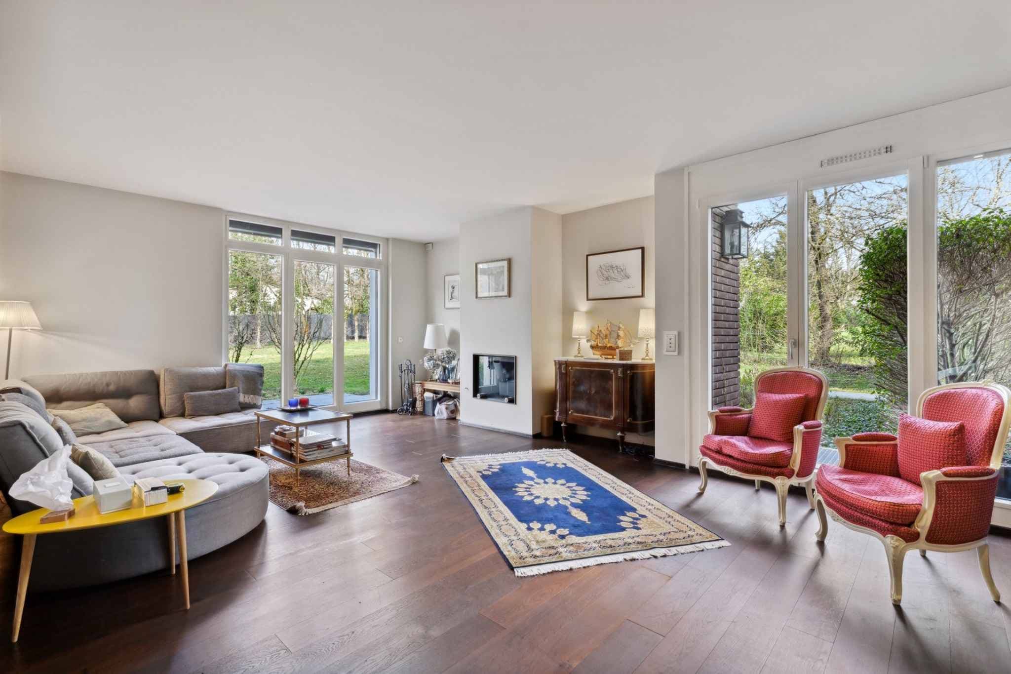 SUPERBE TOWNHOUSE DANS RÉSIDENCE DE STANDING SÉCURISÉE 