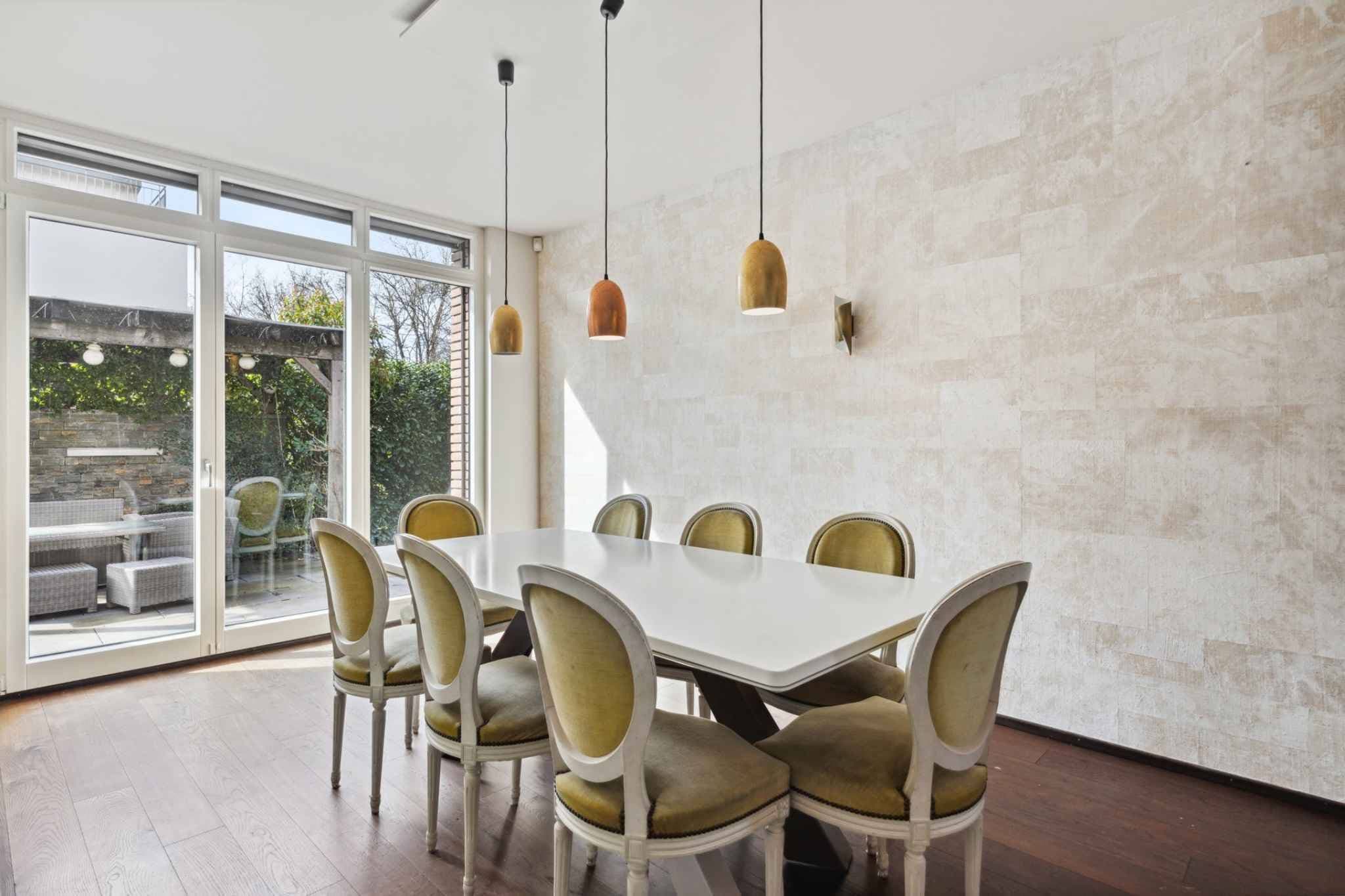 SUPERBE TOWNHOUSE DANS RÉSIDENCE DE STANDING SÉCURISÉE 