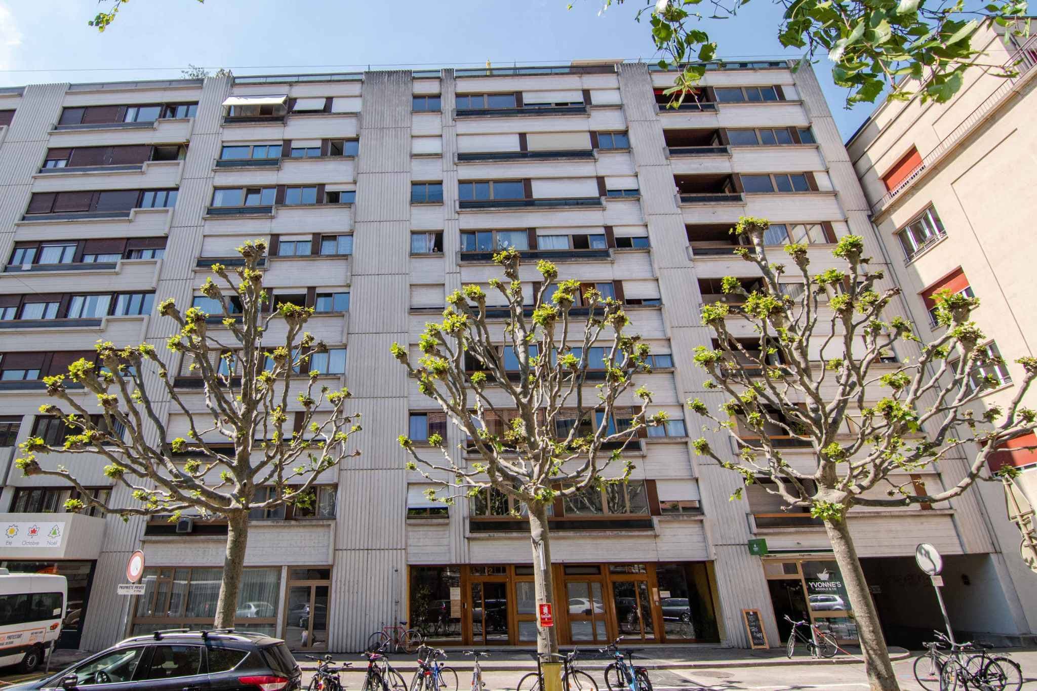 Bureau 100 m2 à la rue du Village-Suisse 