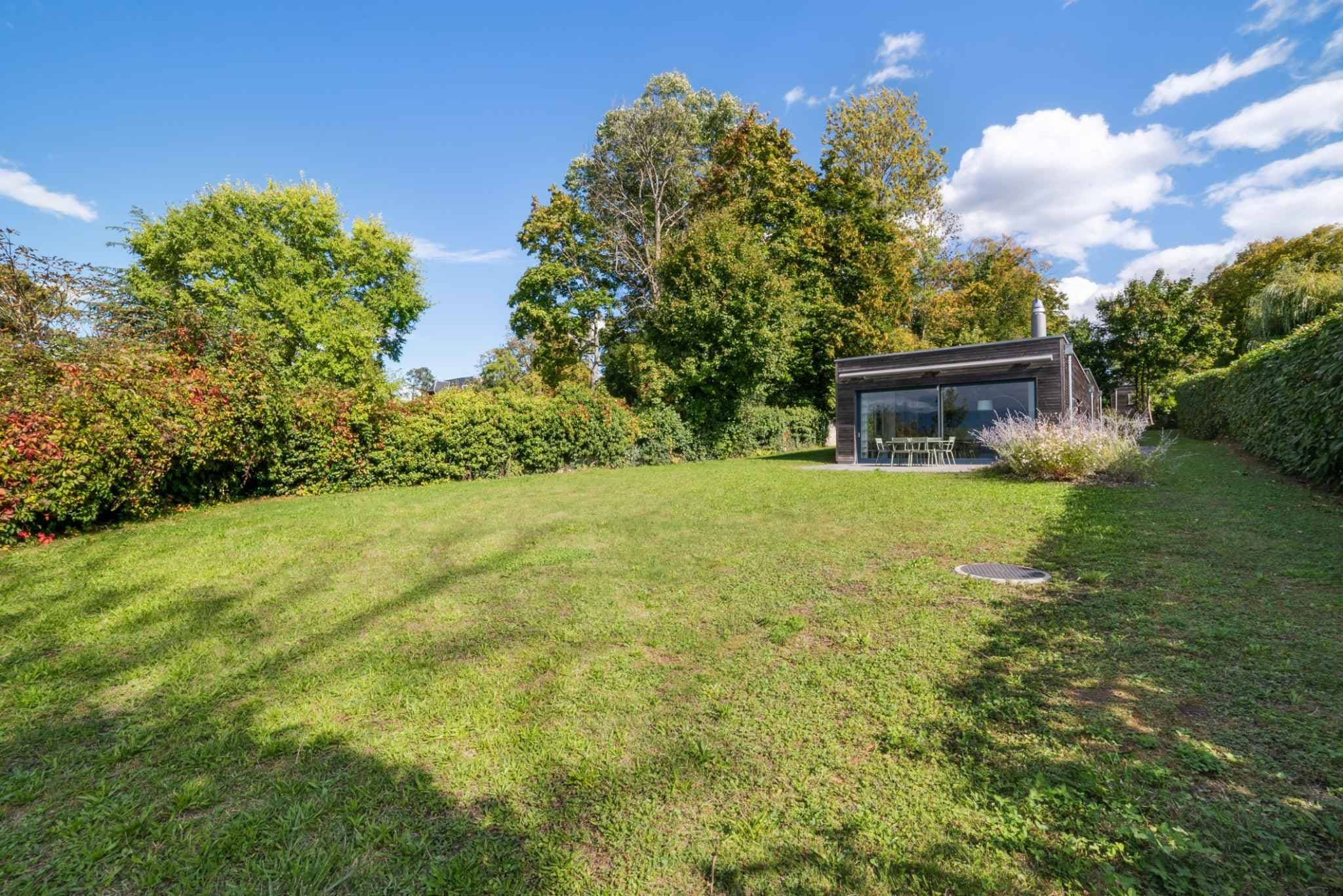Objet rare pieds dans l'eau