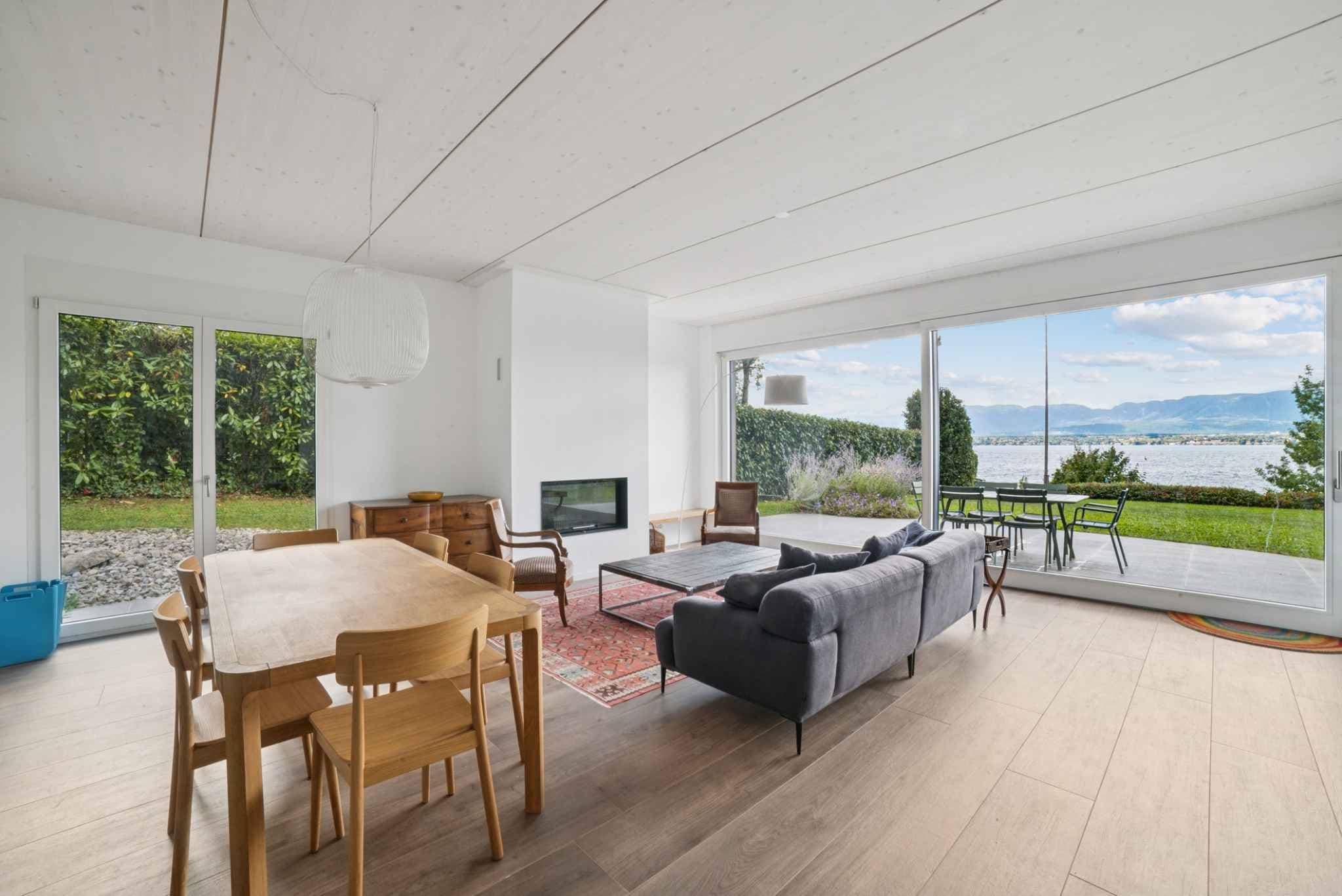 Objet rare pieds dans l'eau