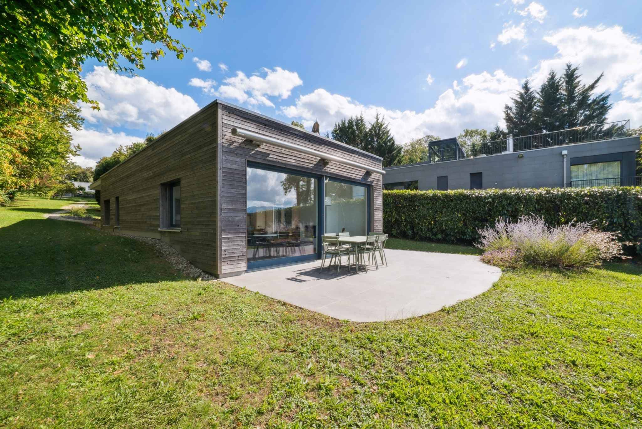 Objet rare pieds dans l'eau